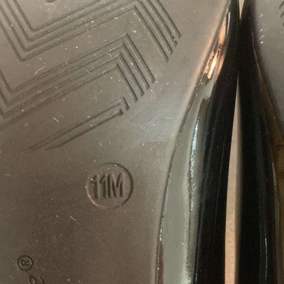 Torts Caliente size 11M black patent leather pumps 2 1/2” heels - preowned - Picture 10 of 11